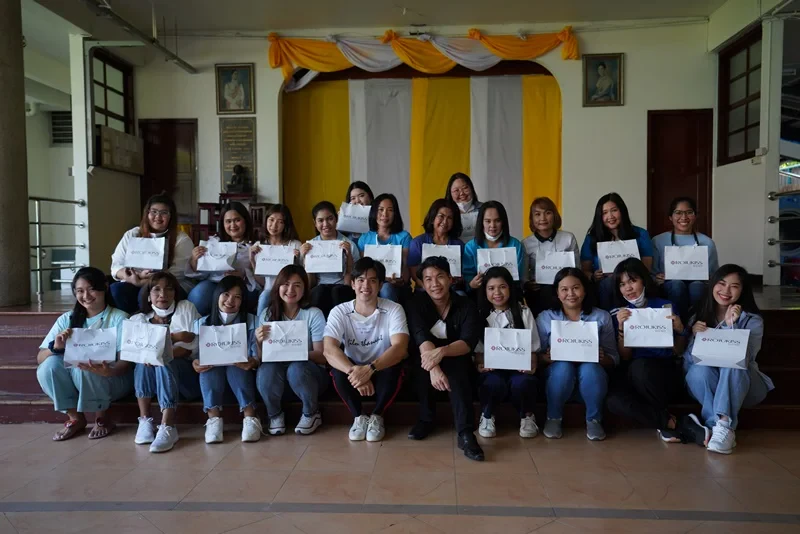 Rojukiss ร่วมกับ ฟิล์ม ธนภัทร กาวิละ มอบผลิตภัณฑ์และทำกิจกรรมกับมูลนิธิช่วยเหลือคนตาบอดแห่งประเทศไทย