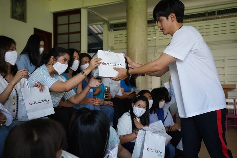 Rojukiss ร่วมกับ ฟิล์ม ธนภัทร กาวิละ มอบผลิตภัณฑ์และทำกิจกรรมกับมูลนิธิช่วยเหลือคนตาบอดแห่งประเทศไทย