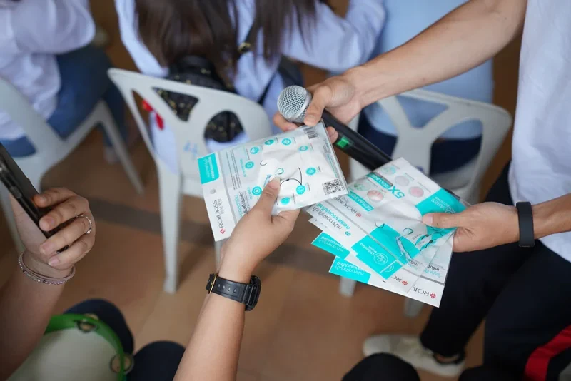 Rojukiss ร่วมกับ ฟิล์ม ธนภัทร กาวิละ มอบผลิตภัณฑ์และทำกิจกรรมกับมูลนิธิช่วยเหลือคนตาบอดแห่งประเทศไทย