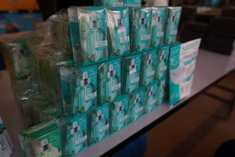 Rojukiss ร่วมกับ ฟิล์ม ธนภัทร กาวิละ มอบผลิตภัณฑ์และทำกิจกรรมกับมูลนิธิช่วยเหลือคนตาบอดแห่งประเทศไทย