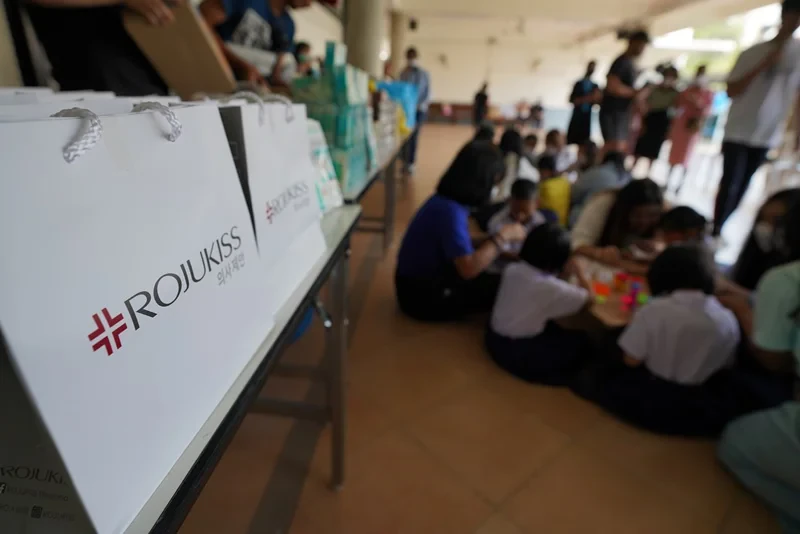 Rojukiss ร่วมกับ ฟิล์ม ธนภัทร กาวิละ มอบผลิตภัณฑ์และทำกิจกรรมกับมูลนิธิช่วยเหลือคนตาบอดแห่งประเทศไทย