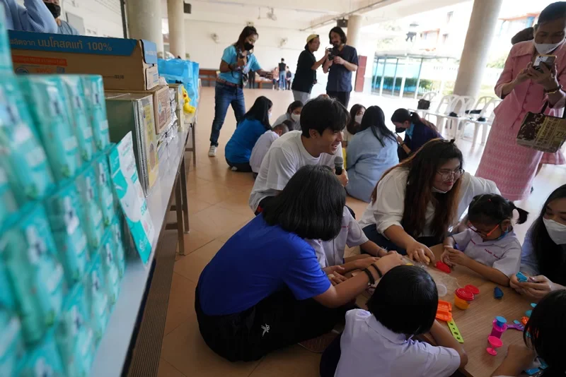 Rojukiss ร่วมกับ ฟิล์ม ธนภัทร กาวิละ มอบผลิตภัณฑ์และทำกิจกรรมกับมูลนิธิช่วยเหลือคนตาบอดแห่งประเทศไทย