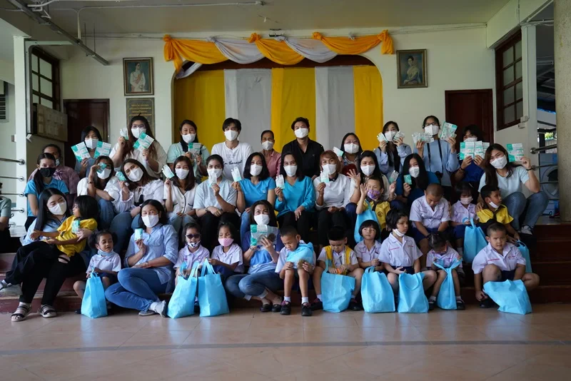 Rojukiss ร่วมกับ ฟิล์ม ธนภัทร กาวิละ มอบผลิตภัณฑ์และทำกิจกรรมกับมูลนิธิช่วยเหลือคนตาบอดแห่งประเทศไทย