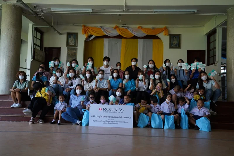 Rojukiss ร่วมกับ ฟิล์ม ธนภัทร กาวิละ มอบผลิตภัณฑ์และทำกิจกรรมกับมูลนิธิช่วยเหลือคนตาบอดแห่งประเทศไทย