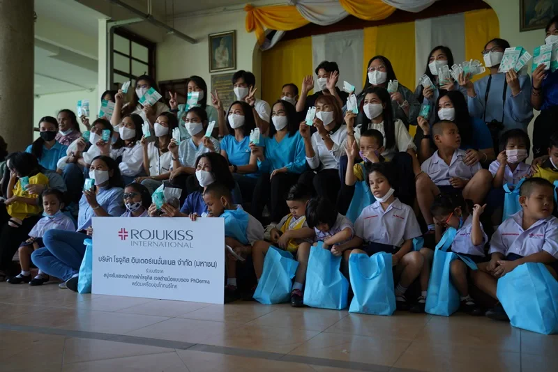 Rojukiss ร่วมกับ ฟิล์ม ธนภัทร กาวิละ มอบผลิตภัณฑ์และทำกิจกรรมกับมูลนิธิช่วยเหลือคนตาบอดแห่งประเทศไทย