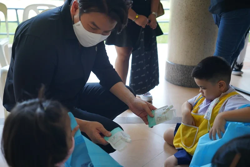 Rojukiss ร่วมกับ ฟิล์ม ธนภัทร กาวิละ มอบผลิตภัณฑ์และทำกิจกรรมกับมูลนิธิช่วยเหลือคนตาบอดแห่งประเทศไทย