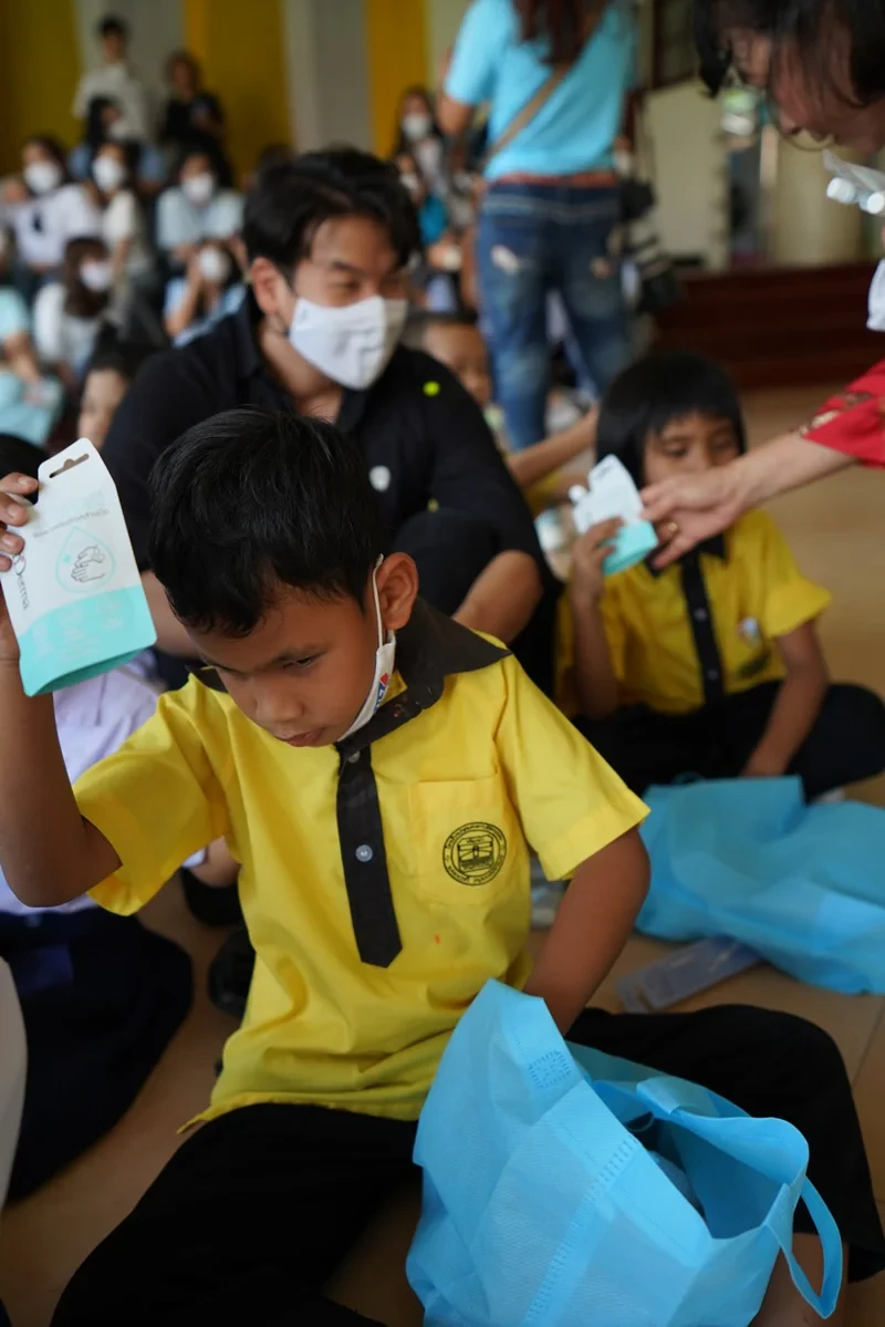 Rojukiss ร่วมกับ ฟิล์ม ธนภัทร กาวิละ มอบผลิตภัณฑ์และทำกิจกรรมกับมูลนิธิช่วยเหลือคนตาบอดแห่งประเทศไทย