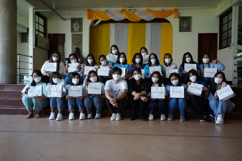 Rojukiss ร่วมกับ ฟิล์ม ธนภัทร กาวิละ มอบผลิตภัณฑ์และทำกิจกรรมกับมูลนิธิช่วยเหลือคนตาบอดแห่งประเทศไทย