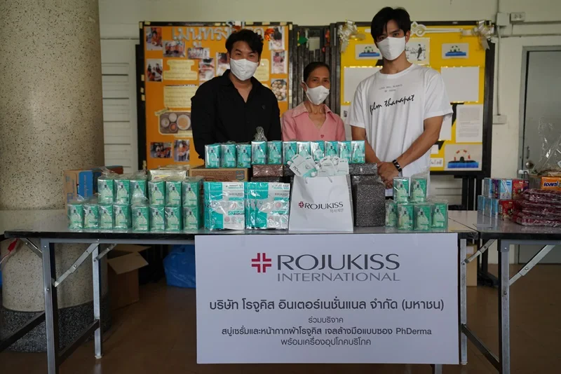 Rojukiss ร่วมกับ ฟิล์ม ธนภัทร กาวิละ มอบผลิตภัณฑ์และทำกิจกรรมกับมูลนิธิช่วยเหลือคนตาบอดแห่งประเทศไทย