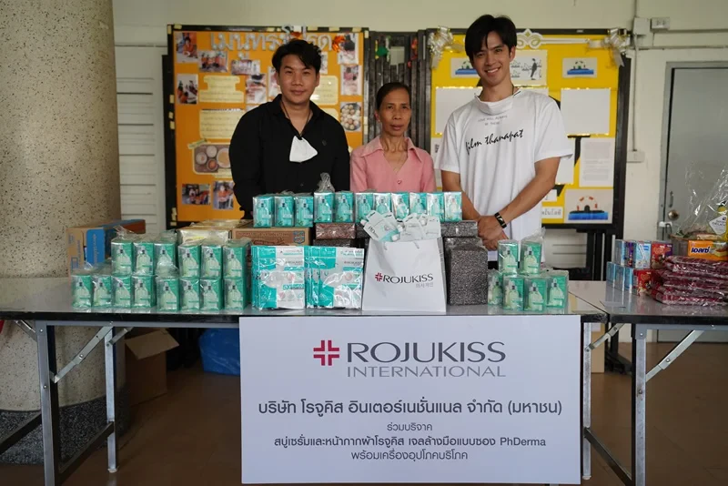 Rojukiss ร่วมกับ ฟิล์ม ธนภัทร กาวิละ มอบผลิตภัณฑ์และทำกิจกรรมกับมูลนิธิช่วยเหลือคนตาบอดแห่งประเทศไทย
