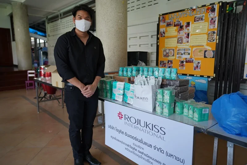 Rojukiss ร่วมกับ ฟิล์ม ธนภัทร กาวิละ มอบผลิตภัณฑ์และทำกิจกรรมกับมูลนิธิช่วยเหลือคนตาบอดแห่งประเทศไทย