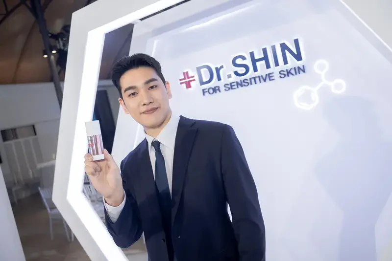 โรจูคิส เปิดตัวแบรนด์ใหม่ DR. SHIN ที่ค้นคว้าและพัฒนาร่วมกับ ดร.ชิน ดงวู ศัลยแพทย์ความงามชื่อดังจากประเทศเกาหลี สู่ นวัตกรรมเซรั่มจัดการฝ้ากระแดด จุดด่างดำสะสม 10 ปี ด้วยเทคโนโลยี BIO-CONVER