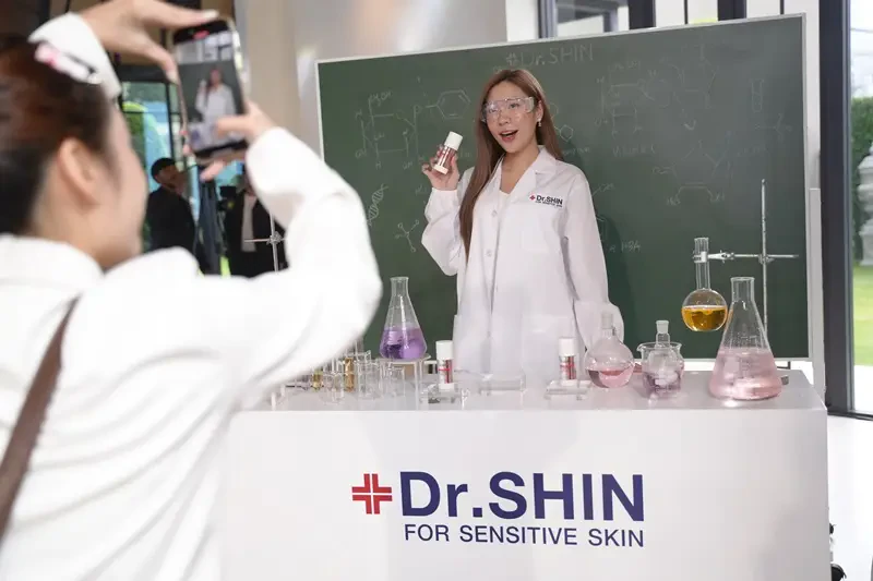 โรจูคิส เปิดตัวแบรนด์ใหม่ DR. SHIN ที่ค้นคว้าและพัฒนาร่วมกับ ดร.ชิน ดงวู ศัลยแพทย์ความงามชื่อดังจากประเทศเกาหลี สู่ นวัตกรรมเซรั่มจัดการฝ้ากระแดด จุดด่างดำสะสม 10 ปี ด้วยเทคโนโลยี BIO-CONVER